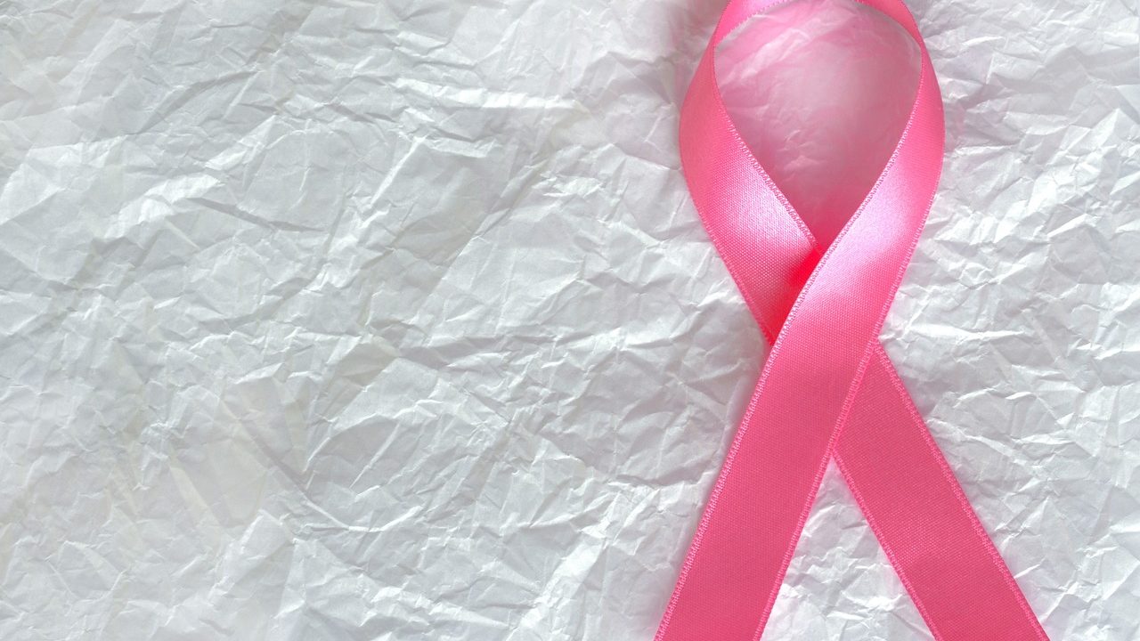 【無痛都可能有乳癌?】5個常見乳癌先兆、自我檢測。