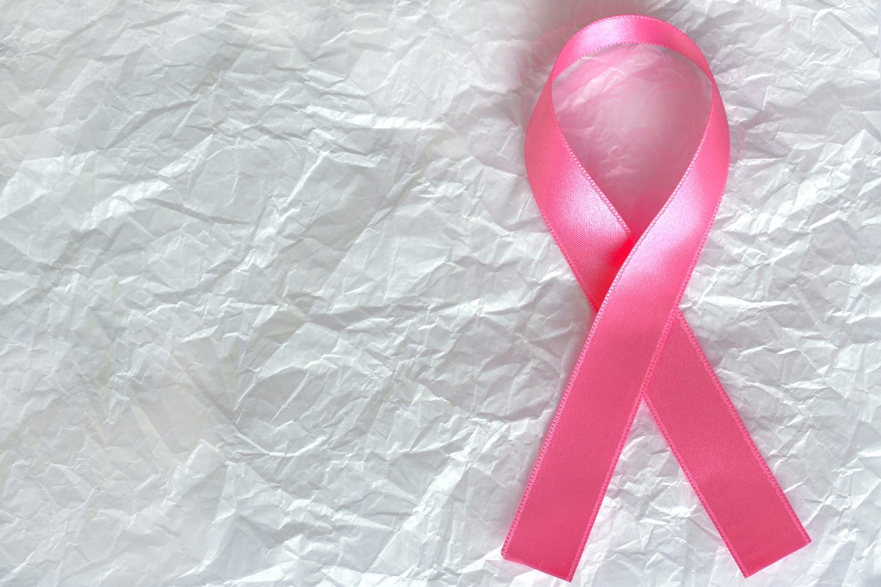 【無痛都可能有乳癌?】5個常見乳癌先兆、自我檢測。
